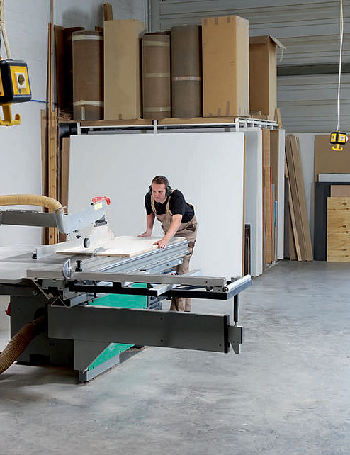 Produktion: Arbeiten an der Formatkreissäge Produktion: Arbeiten an der Formatkreissäge